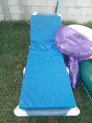 Hamacas de piscina azules y blancas
