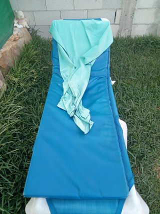Hamacas de piscina azules y blancas