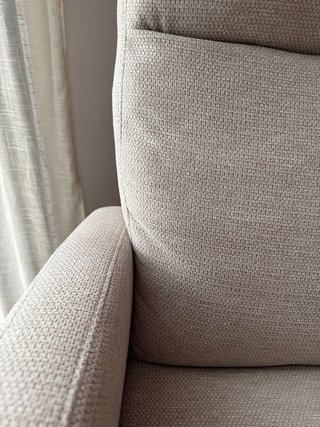 Butaca de tela beige reclinable
