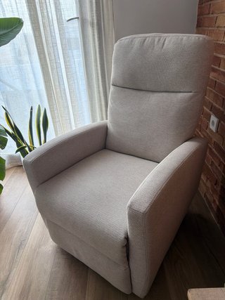Butaca de tela beige reclinable