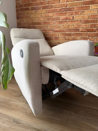 Butaca de tela beige reclinable