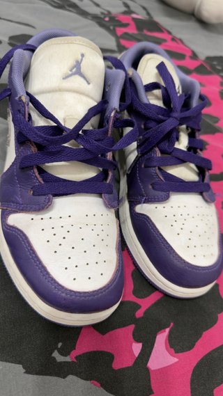 Zapatillas Jordan Moradas y Blancas