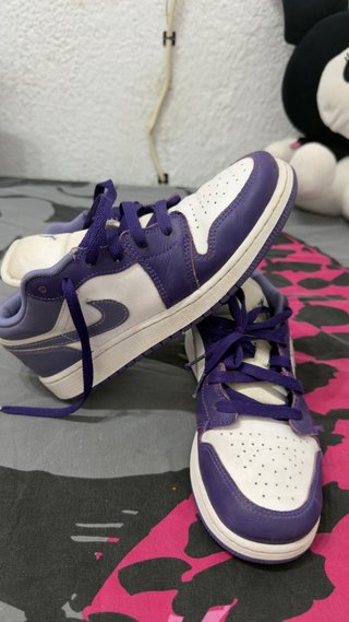 Zapatillas Jordan Moradas y Blancas