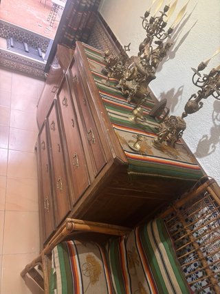 Cómoda antigua de madera y metal