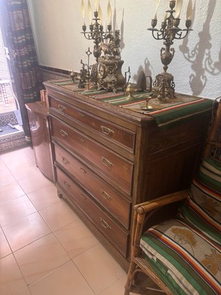 Cómoda antigua de madera y metal