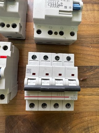 Lote interruptores térmicos y diferenciales enchue