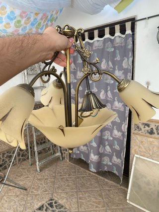 Lámpara de techo dorada y beige
