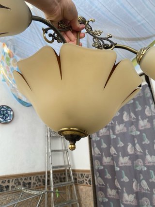 Lámpara de techo dorada y beige