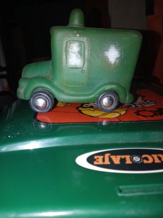 Ambulancia de goma verde 01