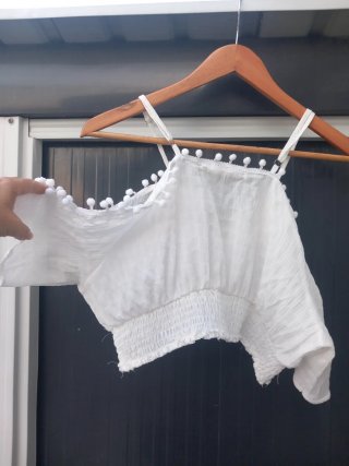 Blusa blanca crop top con pompones