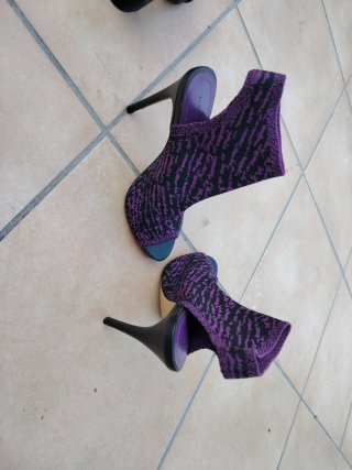 Zapatos de tacón alto negros y morados