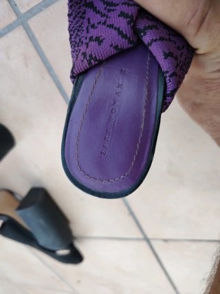 Zapatos de tacón alto negros y morados