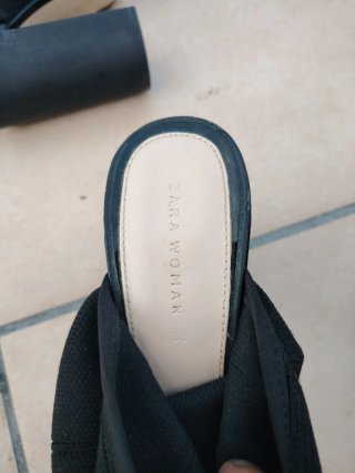 Zapatos de tacón alto negros y morados