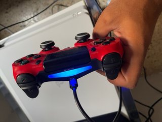 Pack PS4 Blanca + TV TCL + 5 Juegos + Mando Rojo