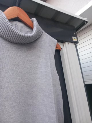 Chaleco de punto gris cuello alto