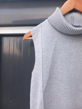 Chaleco de punto gris cuello alto
