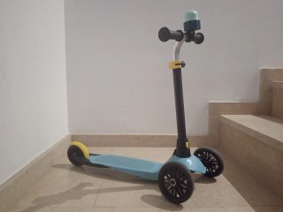 Patinete 3 ruedas azul y amarillo