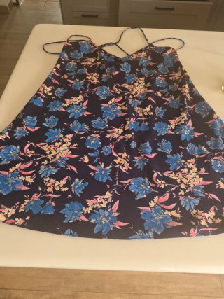 Vestido de verano floral azul y rosa
