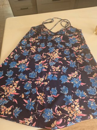 Vestido de verano floral azul y rosa