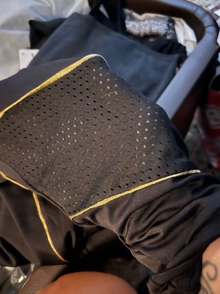 Mallas negras con detalles dorados