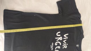 Camiseta Negra Vivir es Urgente Pau Dones