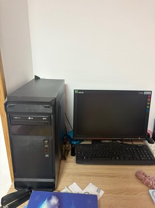 Torre PC Negra (No funciona) y pantalla