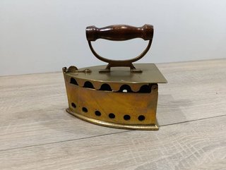 PLANCHA DE CARBÓN / LATÓN Y MADERA