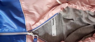 Chaqueta deportiva azul y rosa