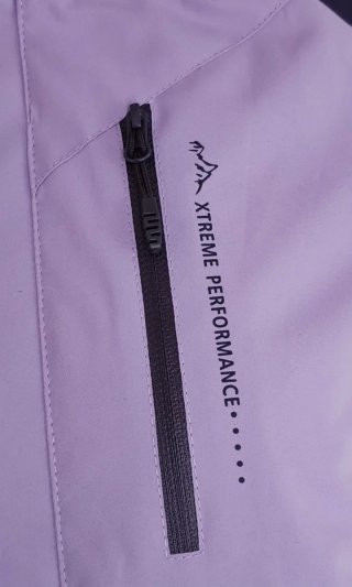 Chaqueta impermeable morada y negra