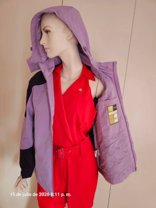 Chaqueta impermeable morada y negra