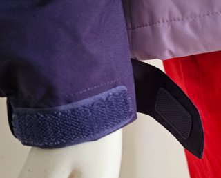 Chaqueta impermeable morada y negra