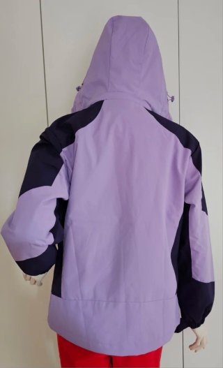 Chaqueta impermeable morada y negra