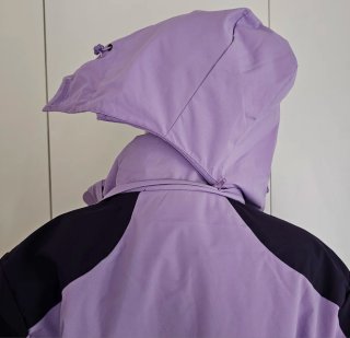 Chaqueta impermeable morada y negra