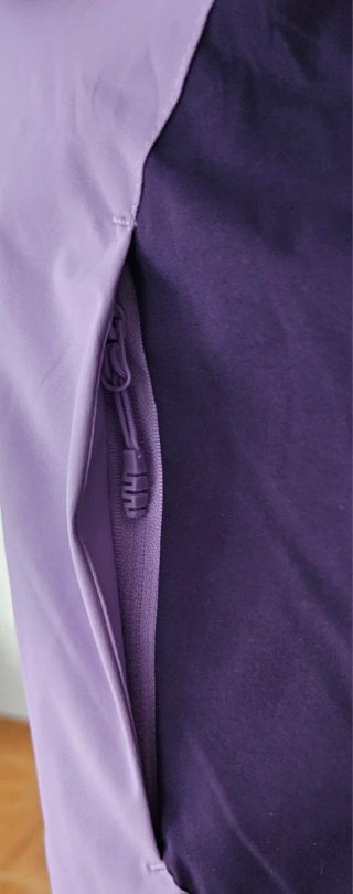 Chaqueta impermeable morada y negra