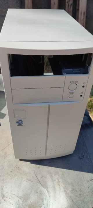 Caja de ordenador Intel blanca