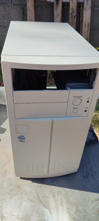 Caja de ordenador Intel blanca