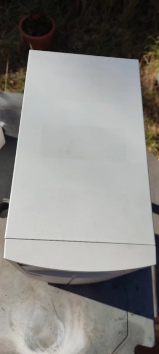 Caja de ordenador Intel blanca
