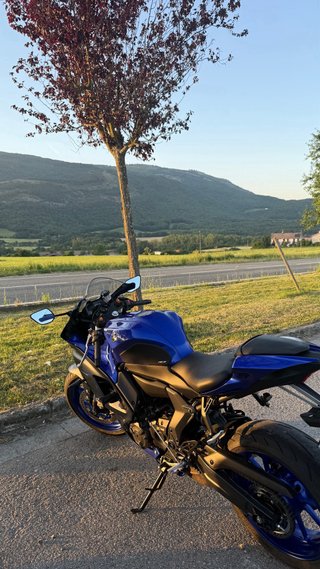Yamaha R7 Sportbike Azul y Negra