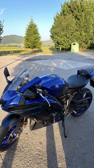 Yamaha R7 Sportbike Azul y Negra