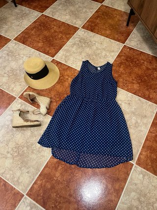 Vestido azul con lunares blancos