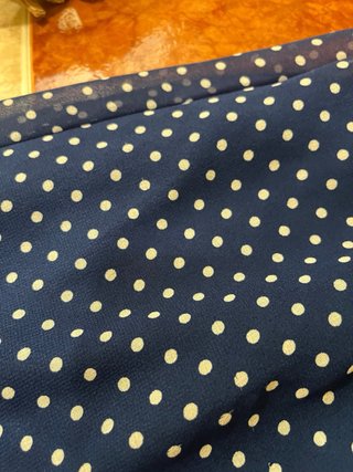 Vestido azul con lunares blancos