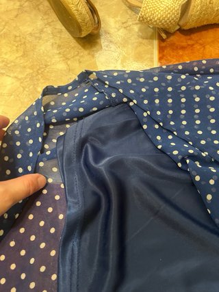 Vestido azul con lunares blancos