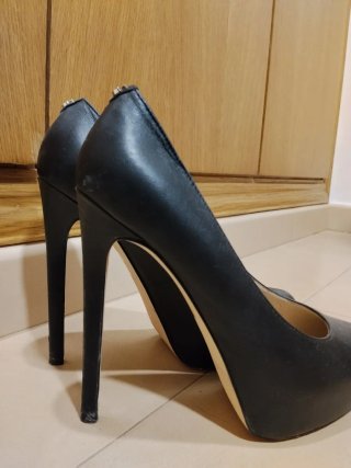 Zapatos de tacón Guess negros