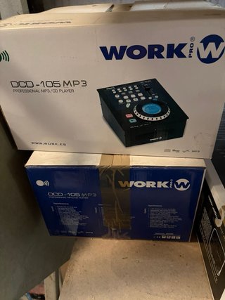 Altavoces, mesa de directo y reproductores
