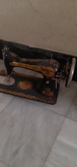 Máquina de coser antigua negra y dorada