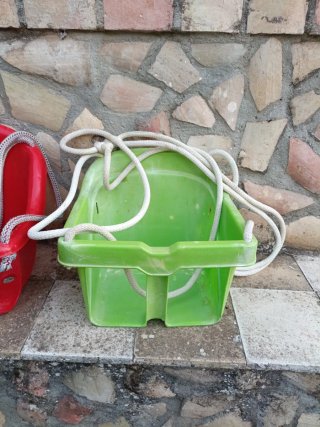Columpio infantil rojo y verde