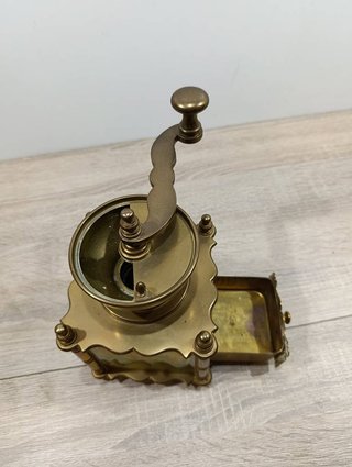 MOLINILLO DE CAFÉ / LATÓN Y MANIVELA