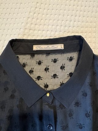 Camisa negra semitransparente calaveras