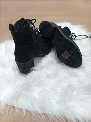 Botines negros con cordones y tacón