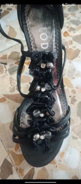 Tacones LODI negros con pedrería